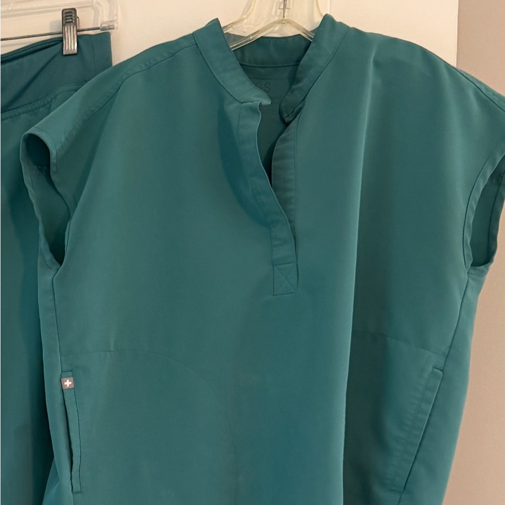 Figs Raefela Teal Women's Top